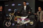 Aamir Khan at the launch of Mahindra_s new bikes Mojo and Stallion in Trident on 30th Sept 2010 (17).JPG
